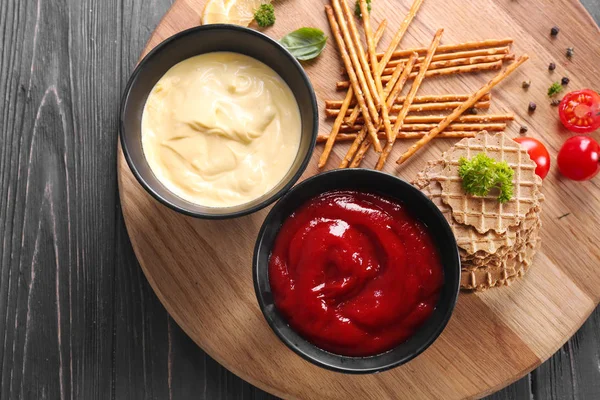 Molhos Saborosos Tigelas Com Lanches Tábua Madeira — Fotografia de Stock