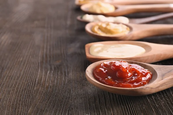 Cucharas Con Sabrosas Salsas Sobre Mesa Madera — Foto de Stock