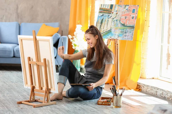 Artiste Féminine Peinture Tableau Dans Atelier — Photo