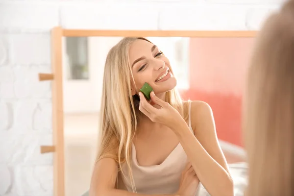 Hermosa Joven Usando Aloe Vera Casa — Foto de Stock