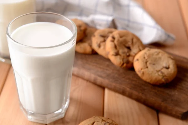 Ízletes Tej Cookie Kat Fából Készült Asztal Üveg — Stock Fotó