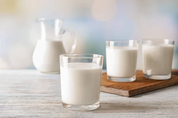 Gläser Mit Frischer Milch Auf Holztisch — Stockfoto