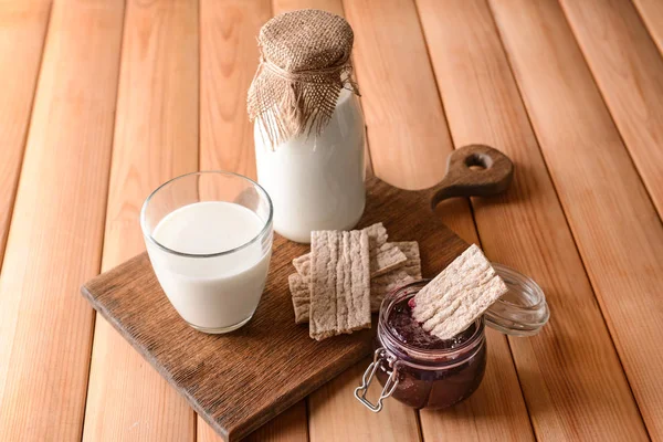 Composizione Con Latte Saporito Marmellata Biscotti Sul Tavolo Legno — Foto Stock