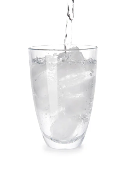 白い背景の氷でガラス中の水の注入 — ストック写真