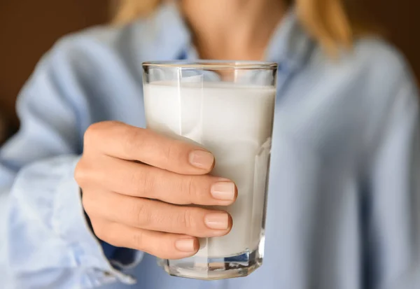 Frau Hält Glas Mit Köstlicher Milch Nahaufnahme — Stockfoto