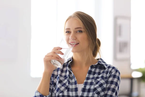 Bella Giovane Donna Che Beve Acqua Casa — Foto Stock