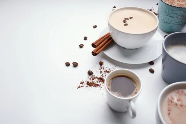 Muchas Tazas Con Sabroso Café Aromático Sobre Fondo Blanco — Foto de Stock