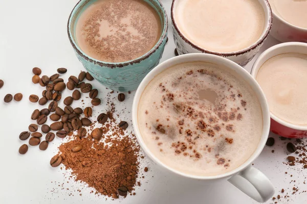 Veel Kopjes Met Smakelijke Aromatische Koffie Witte Achtergrond — Stockfoto