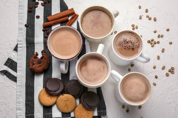 Számos Csésze Ízletes Aromás Kávét Cookie Kat Fehér Asztal — Stock Fotó