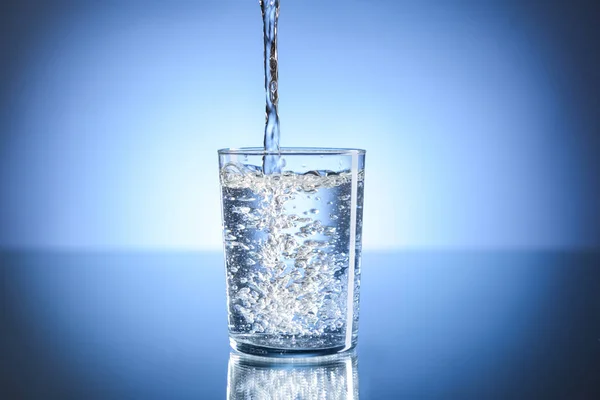 Gieten Van Water Het Glas Tafel — Stockfoto