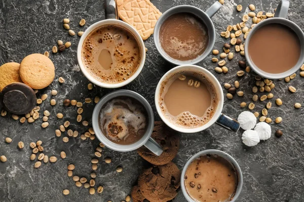 Veel Kopjes Heerlijke Aromatische Koffie Koekjes Grijze Tafel Plat Leggen — Stockfoto