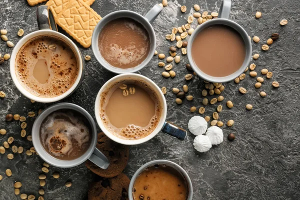 Muchas Tazas Con Sabroso Café Aromático Galletas Mesa Gris Puesta — Foto de Stock