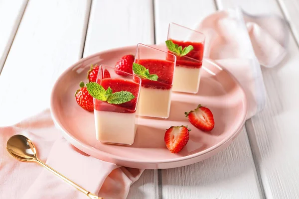 Lunettes Avec Savoureux Panna Cotta Fraise Sur Assiette — Photo