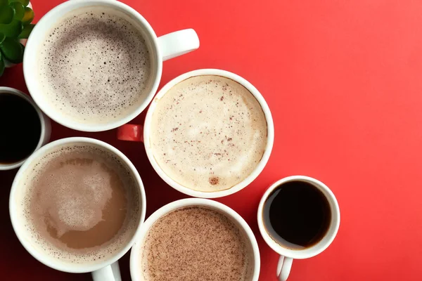 Veel Kopjes Met Smakelijke Aromatische Koffie Kleur Achtergrond Plat Leggen — Stockfoto