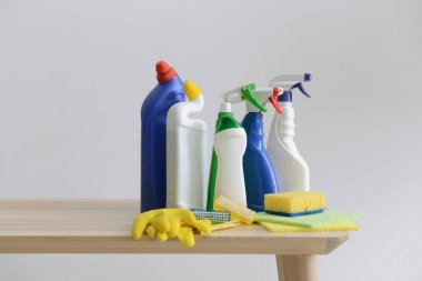 Temizlik malzemeleri karşı açık renkli ahşap tablo