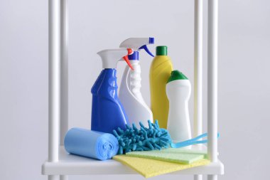 Raf ışık arka plan üzerinde temizlik malzemeleri