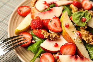 Ceviz plaka, closeup ile lezzetli taze salata