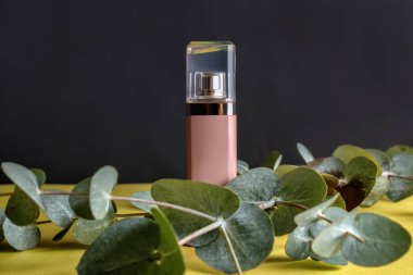 Renk tablosu üzerinde çiçek parfüm şişe