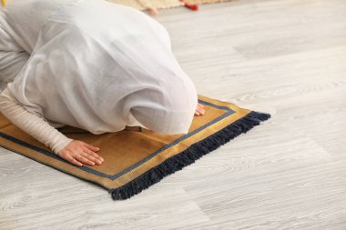 Genç Müslüman kadın evde namaz kılıyor