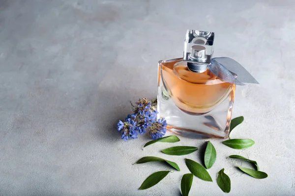 Fles Parfum Met Bloemen Grijze Tafel — Stockfoto