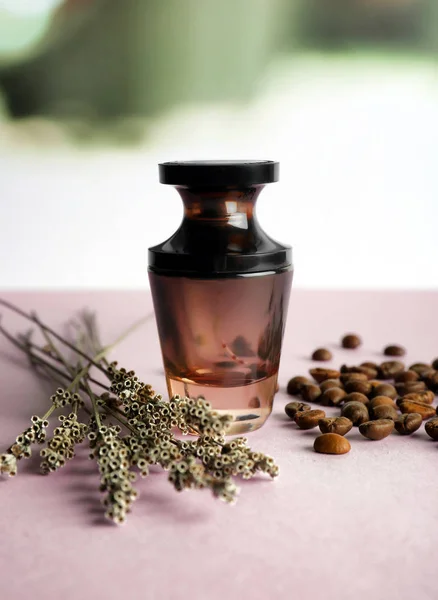 Fles Parfum Met Bloemen Koffiebonen Kleurentabel — Stockfoto