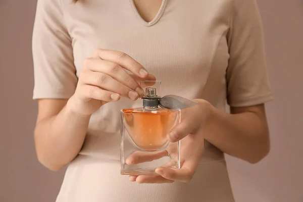 Frau Mit Flasche Parfüm Auf Farbigem Hintergrund — Stockfoto