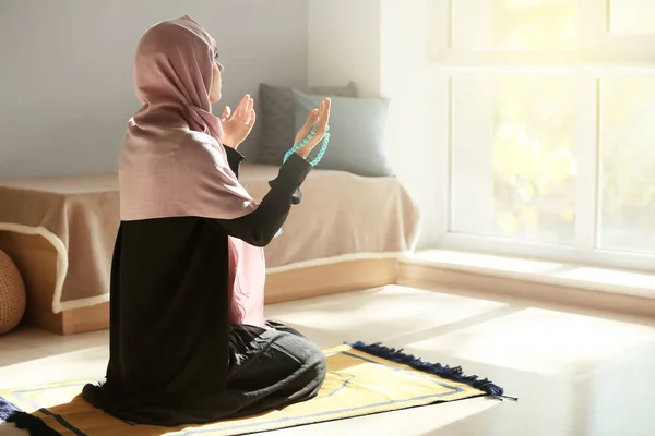 Fiatal Muszlim Imádkozik Otthon — Stock Fotó