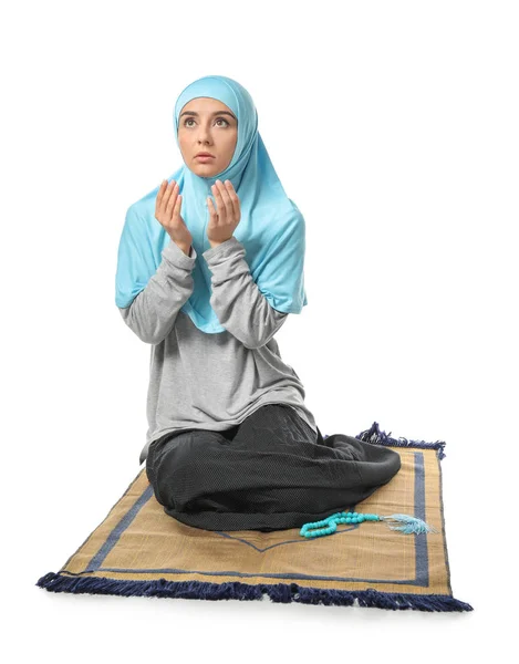 Junge Muslimische Frau Betet Auf Weißem Hintergrund — Stockfoto