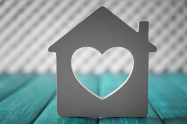 Evin rengi ahşap masa üzerinde kalp şeklinde pencereli model