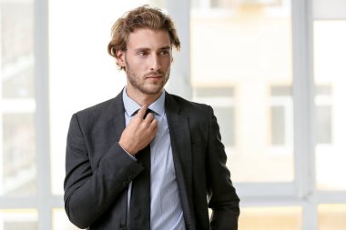 Pencere yakınındaki başarılı iş adamı