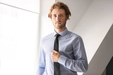 Pencere yakınındaki başarılı iş adamı