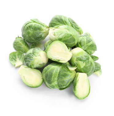 Beyaz arkaplanda taze Brüksel lahanaları