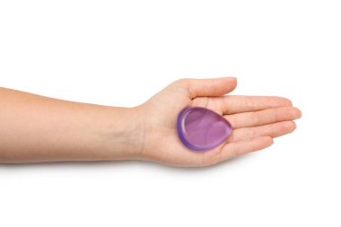 Silikon sünger Beyaz arka plan üzerinde tutan kadın