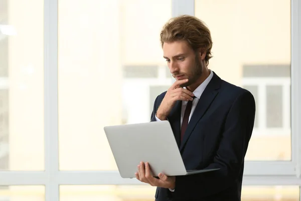 Hombre Negocios Seguro Con Portátil Cerca Ventana — Foto de Stock