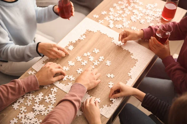 Groupe Personnes Assemblant Puzzle Sur Table Bois — Photo