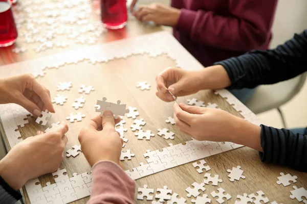 Összeszerelés Puzzle Fából Készült Asztal Emberek Csoportja — Stock Fotó