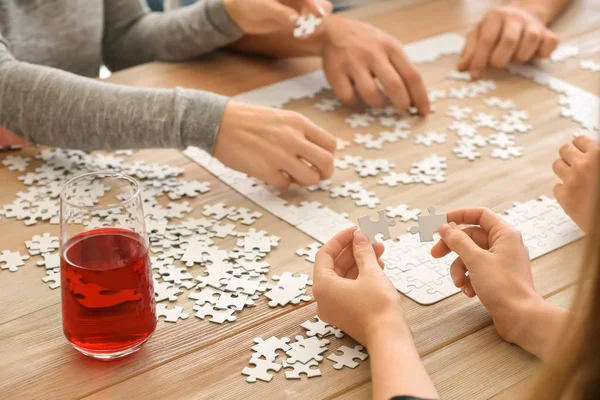 Groep Mensen Montage Puzzel Houten Tafel — Stockfoto