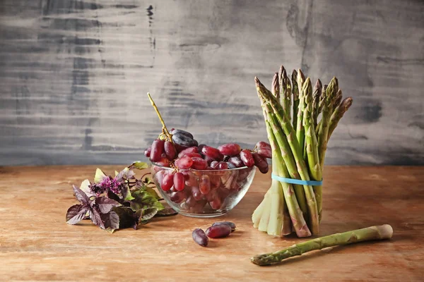 Bowl Ripe Grapes Basil Asparagus Wooden Table — Stock Photo, Image
