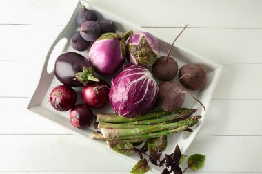 Beyaz masa üzerinde çeşitli taze sebze