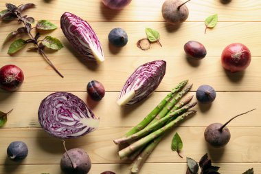 Çeşitli taze sebze meyve ahşap arka plan üzerinde ile