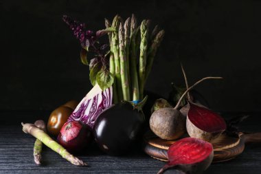 Koyu ahşap masa üzerinde çeşitli taze sebze