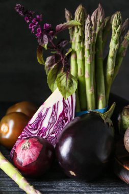 Koyu ahşap masa üzerinde çeşitli taze sebze