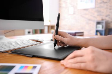 Güzel genç tasarımcı çalışma Office, portre