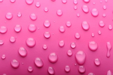 Renk arka plan üzerinde su damlaları