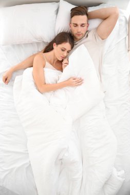 Genç çift evde uyuyor.