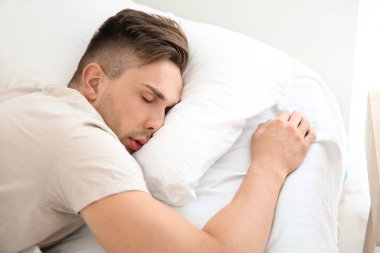 Evde yatakta uyuyan yakışıklı