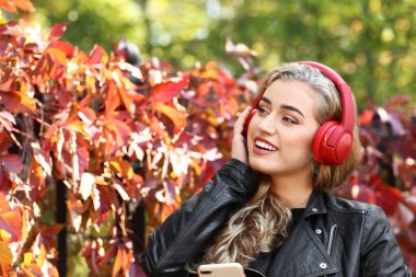 Sonbahar Park müzik dinlemek güzel genç kadın