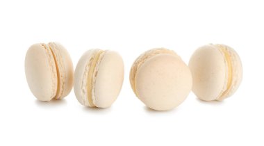 Beyaz arka plan üzerinde renkli tatlı macaroons
