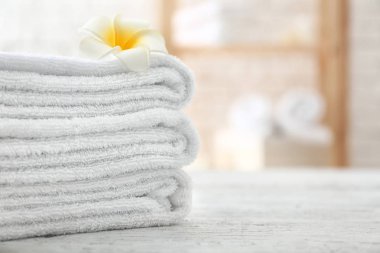 Havlu ile masa lambası çiçek