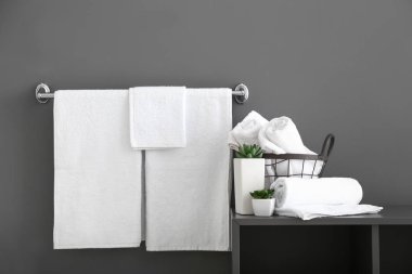 Gri duvarının yakınında beyaz banyo havlusu